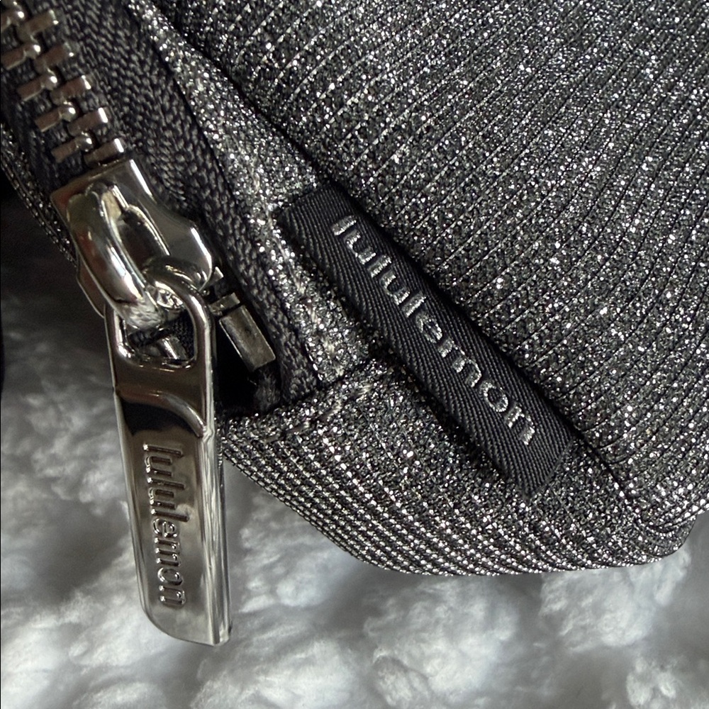 LULULEMON Everywhere Belt Bag 1L Glitter NWT Dark Silver/Graphite Grey/Silver - Picture 10 of 17